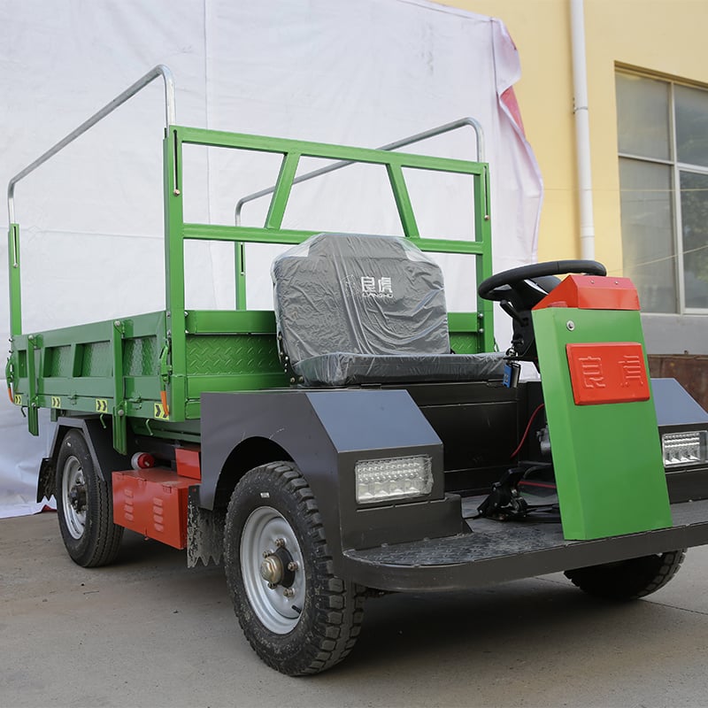 Four-wheel lift dump truck