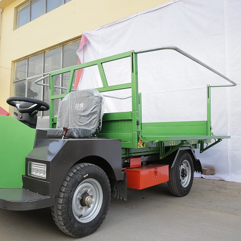 Four-wheel lift dump truck